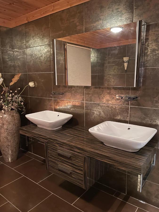 Tomatin - Luxury Two Bedroom Log Cabin With Hot Tub Berwick Upon Tweed Esterno foto