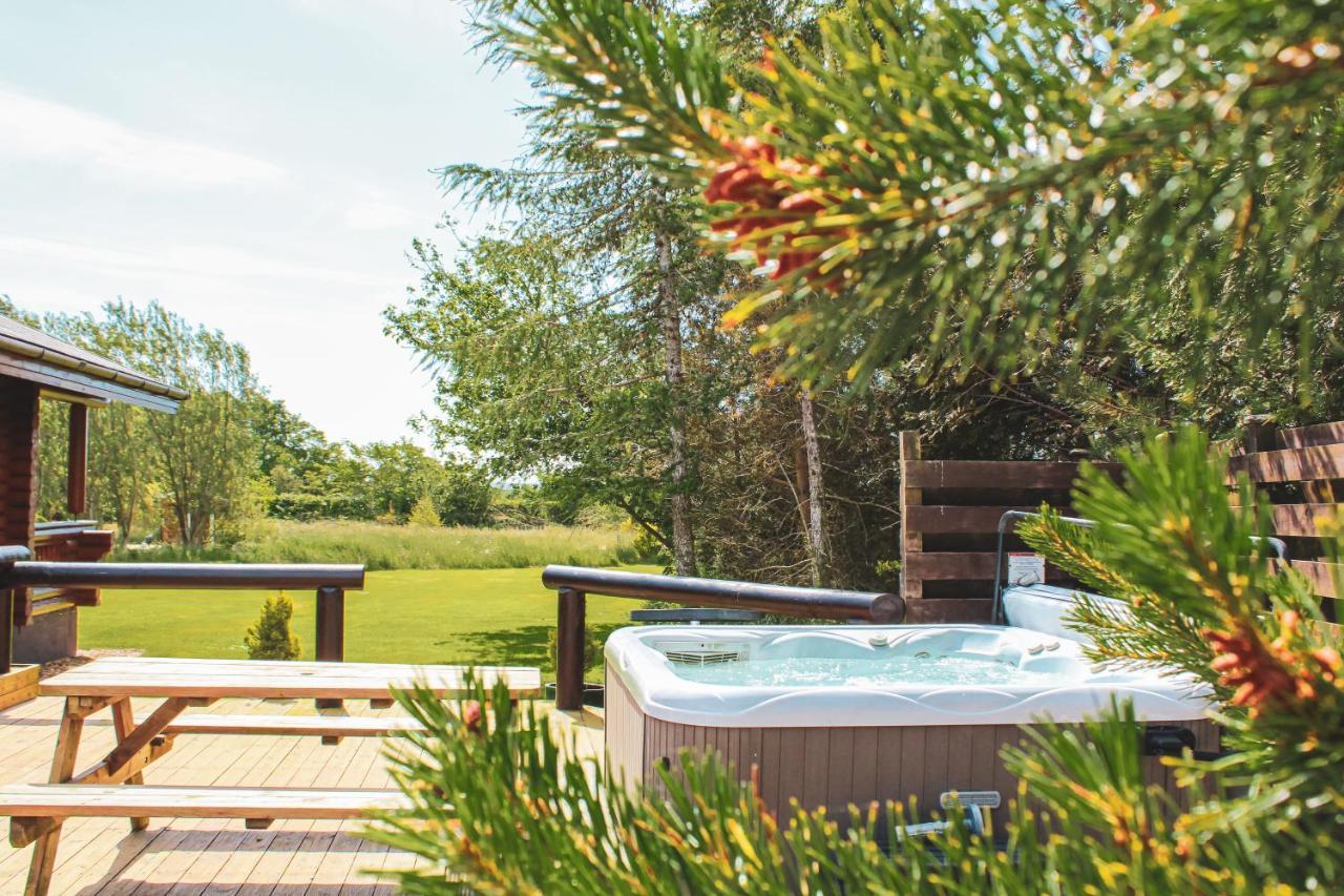 Tomatin - Luxury Two Bedroom Log Cabin With Hot Tub Berwick Upon Tweed Esterno foto